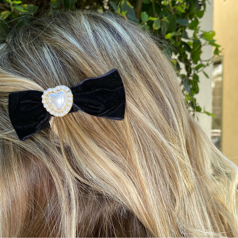 Black pearl heart clip in hair bow